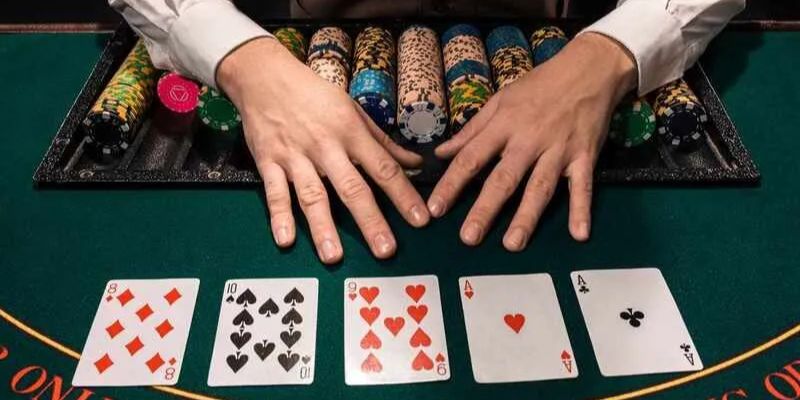 Poker sử dụng bộ bài tây quen thuộc để bắt đầu ván chơi.